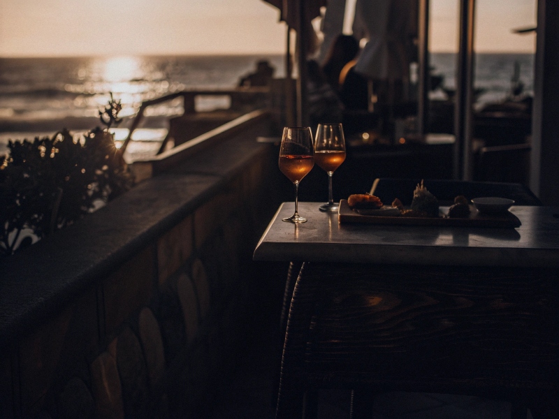 Aperitivo al tramonto sulla spiaggia di Ostia con vista sul Tirreno